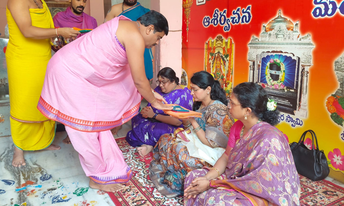  Hydra Commissioner's Wife Lavanya And Family Members Visited Rajanna., Hydra Com-TeluguStop.com