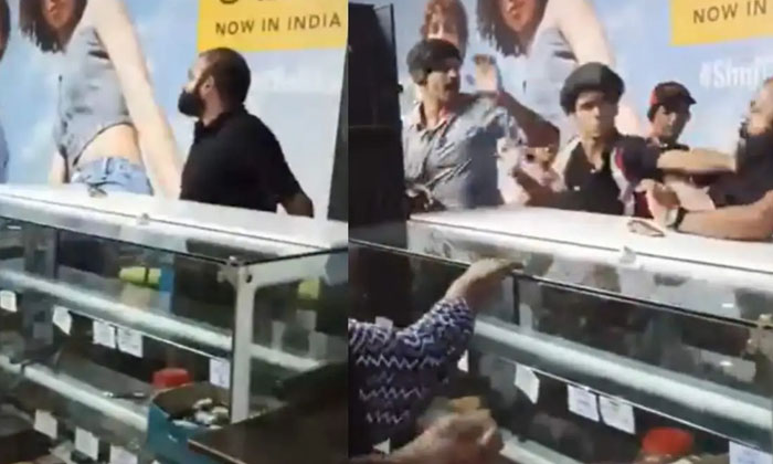  Kalesh At Kerala Kfc Customer And Staff Clash Over Food Order Dispute, Kalesh ,k-TeluguStop.com