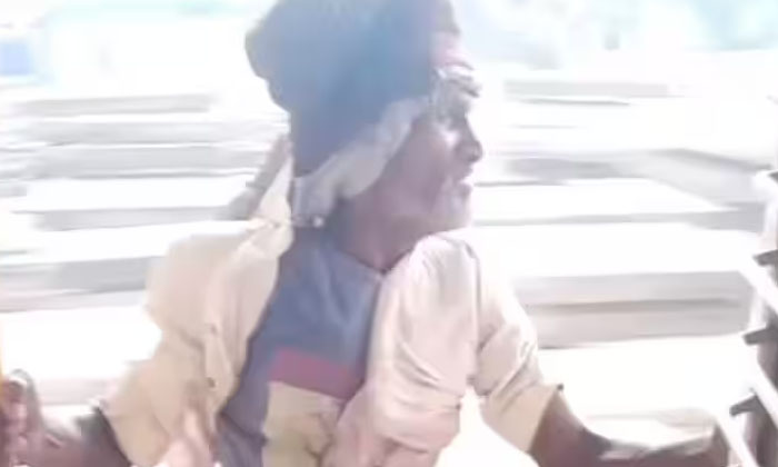  Old Man Who Did Dangerous Stunts On The Train, Dangerous Stunts, Railway Train,-TeluguStop.com