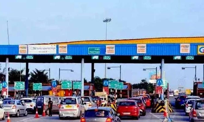  Heavy Traffic Jam At Pantangi Toll Plaza Is The Same Situation For Every Festiv-TeluguStop.com