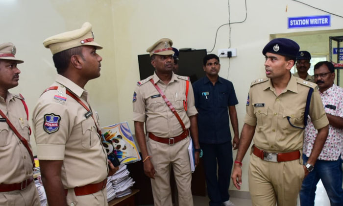  Police Duties Should Be Closer To People, District Sp Akhil Mahajan, Police Du-TeluguStop.com