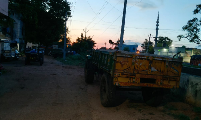  Police Seized Four Illegal Sand Tractors, Police Seized ,illegal Sand Tractors,-TeluguStop.com