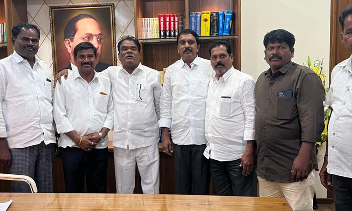  Sc St Commission Chairman Met Congress Party Leaders , B. Venkataiah, Leaders Da-TeluguStop.com