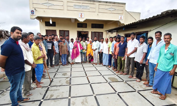  Students In The Village Face Unemployment: Social Activist Vallamla Santhosh Ya-TeluguStop.com