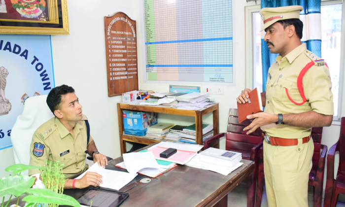  Vemulawada Town Police Station Surprise Inspection: District Sp Akhil Mahajan, D-TeluguStop.com