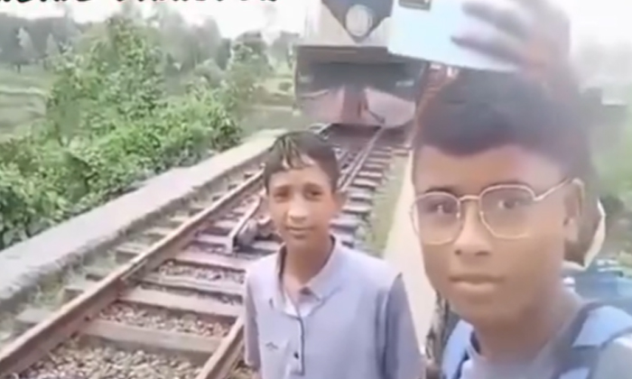  Video Boys Doing Tik Tok Video On The Track Just Then The Train Came, Social Med-TeluguStop.com