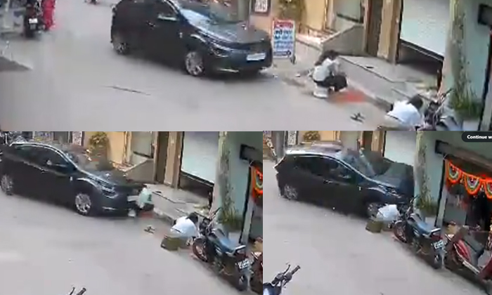  Video Girls Playing Diwali Muggles Outside The House Car Driver Ran Over, Car Ac-TeluguStop.com