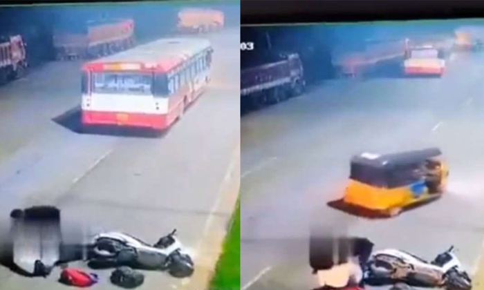  Video Viral Man Dies After Being Crushed Under Govt Bus In Hyderabad Details, Ro-TeluguStop.com