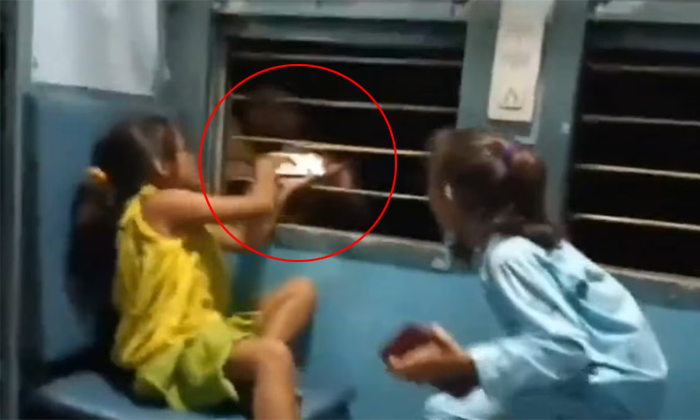  Viral Video Thief Stealing Mobile Phone Through Train Window Details, Viral Vide-TeluguStop.com