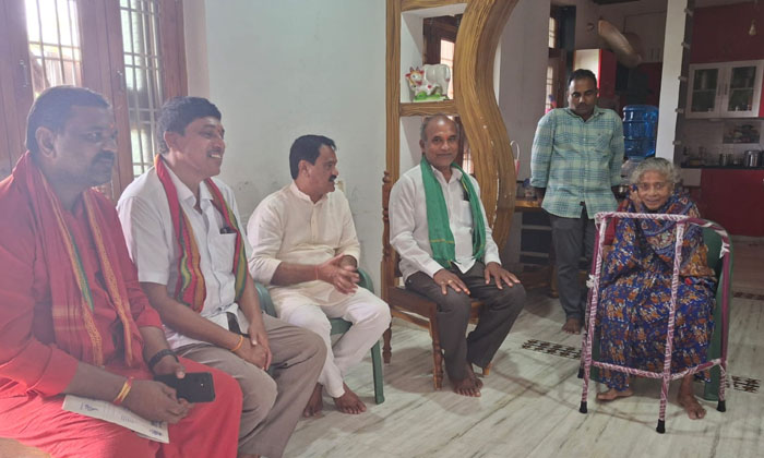  Chakradhar Reddy Visited The Former Ward Member , Yellareddypet, Chakradhar-TeluguStop.com