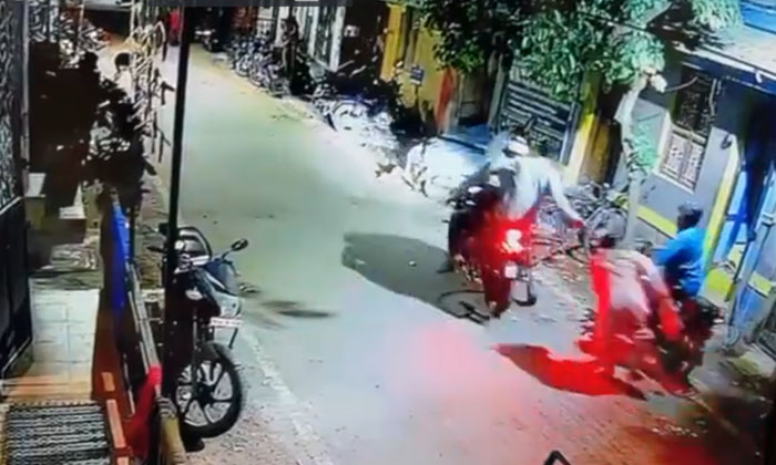  Woman Dragged For Several Meters During Chain-snatching , Tamil Nadu Caught ,cam-TeluguStop.com