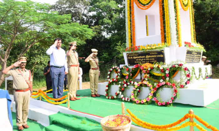  Collector Sandeep Kumar Jha Sp Akhil Mahajan At Police Flag Day, Collector Sande-TeluguStop.com