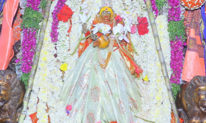  Durgamma Who Appeared In Kalaratri Avatara Alankaram, Durgamma , Kalaratri Avata-TeluguStop.com