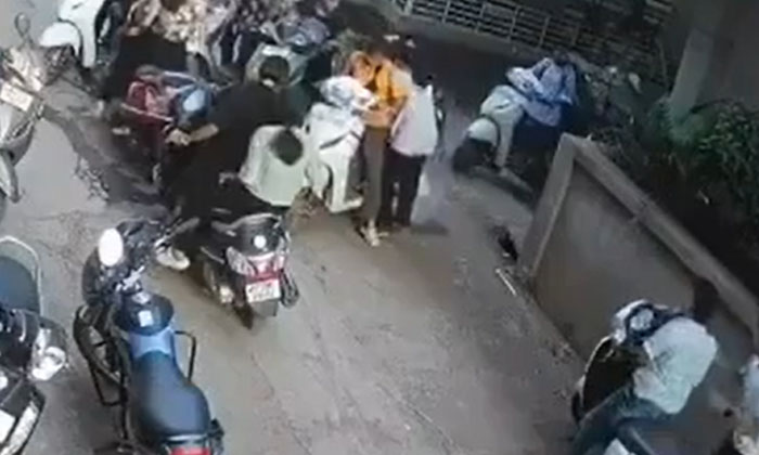  Girls' Gang War Is Not Normal (video), Gang War, Broke ,between Girls, Viral Lat-TeluguStop.com