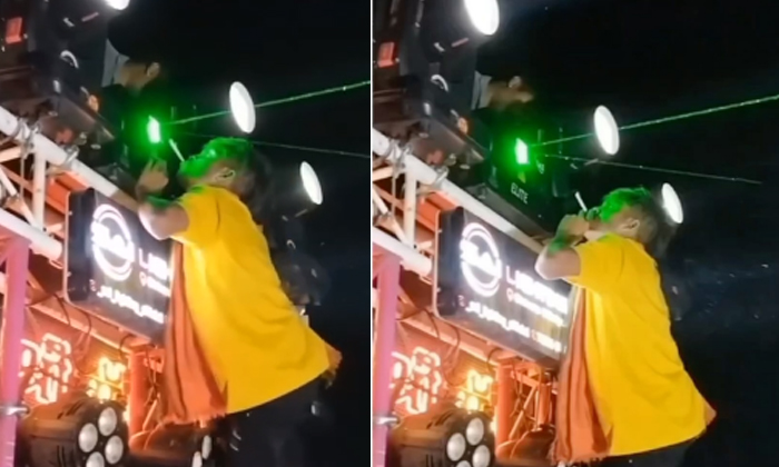 Man Lighting Cigarette With A Dj Light Video Viral Details, Viral Latest, Viral Man Lighting Cigarette With A Dj Light Video Viral Details, Viral Latest, Viral-TeluguStop.com