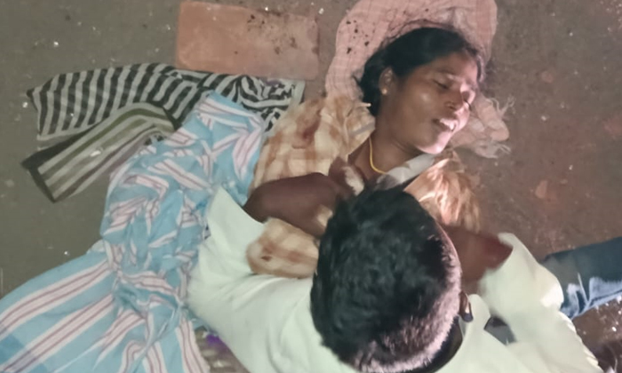  A Woman Died In A Road Accident At Vadapally, Woman Died ,road Accident ,vadapa-TeluguStop.com