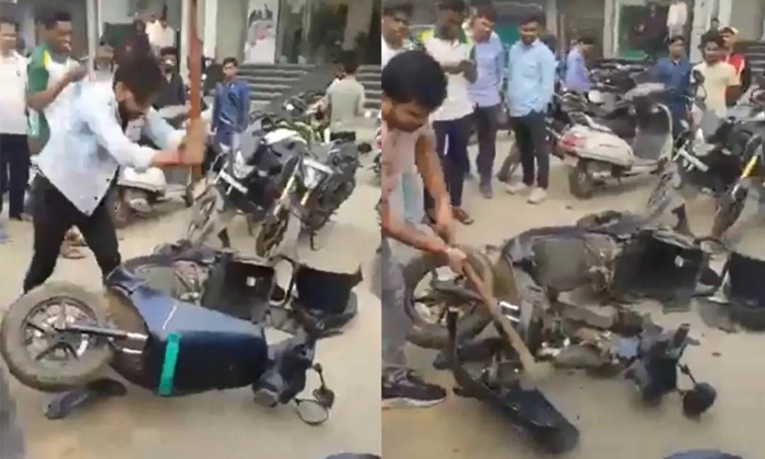  Angry Ola Electric Customer Smashes Scooter With Hammer Video Viral Details, Ola-TeluguStop.com