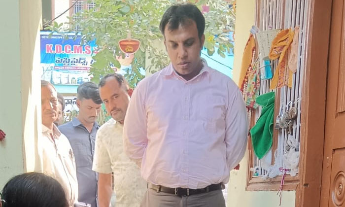  Collector Sandeep Kumar Jha During A Surprise Inspection Of A Comprehensive Hous-TeluguStop.com