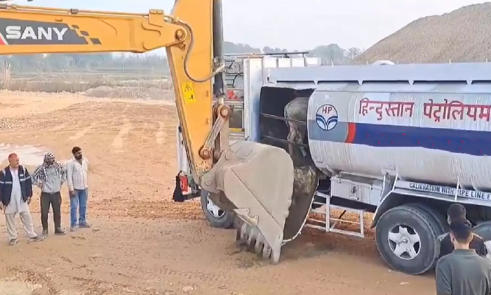  Cow Smuggling Oil Containers Opens With Jcb Video Viral Details, Oil Tanker, Vir-TeluguStop.com