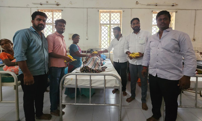  Distribution Of Fruits To Patients On The Occasion Of Chief Minister Birthday, D-TeluguStop.com