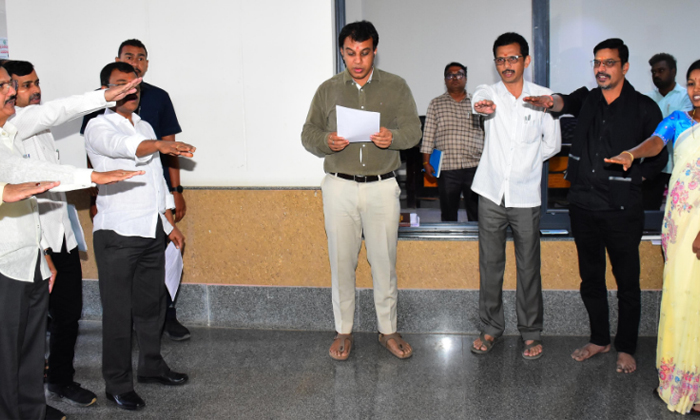  District Collector Sandeep Kumar Jha Took The Constitutional Oath, District Coll-TeluguStop.com