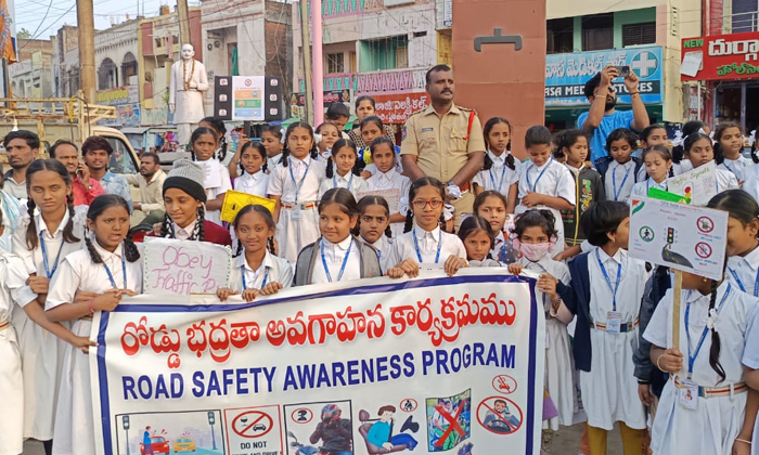  Flash Mob On Traffic And Road Safety Rules By Students In District Center Sirisi-TeluguStop.com