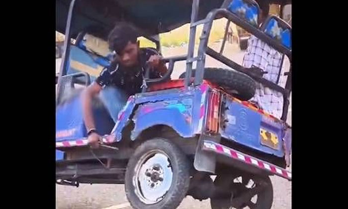  He Is Repairing It In A Running Auto, Social Media, Viral Video, Auto Driver, Me-TeluguStop.com