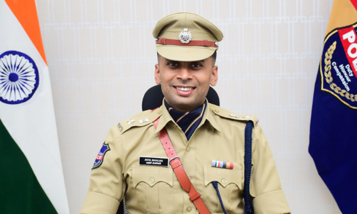  People Should Be Vigilant To Avoid Falling Victim To Cyber Crimes Sp Akhil Mahaj-TeluguStop.com