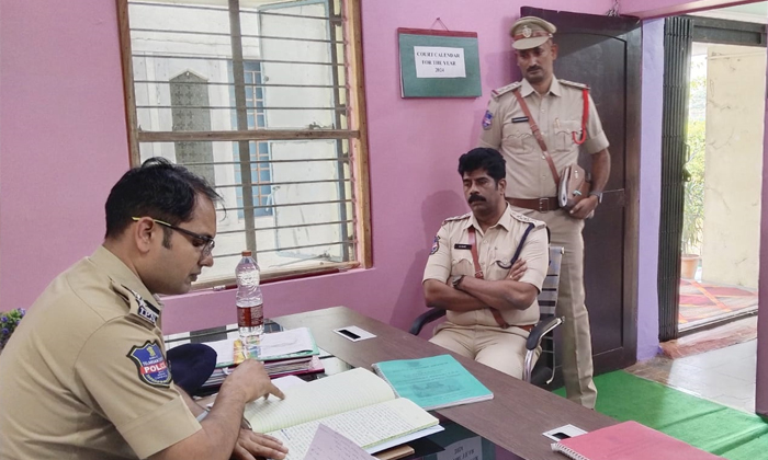  Sp Unannounced Inspection At Atmakuru S Police Station, Sp Inspection ,atmakuru-TeluguStop.com