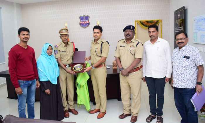  Sp Who Honored The Retired Officer And Presented A Memento, Sp Akhil Mahajan, H-TeluguStop.com