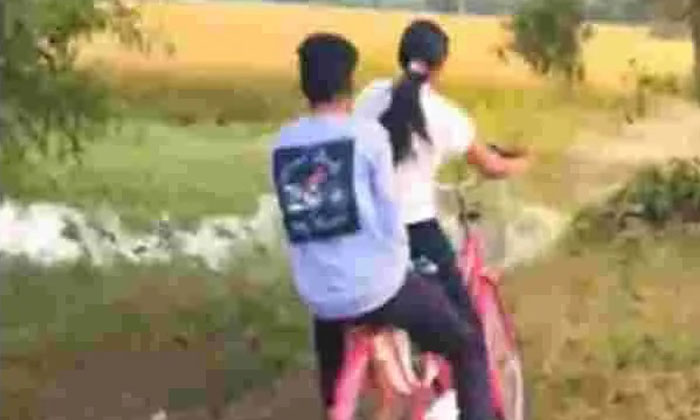  The Boy Who Teased The Girl Riding The Bicycle Finally, The Boy Jumped ,sat Behi-TeluguStop.com