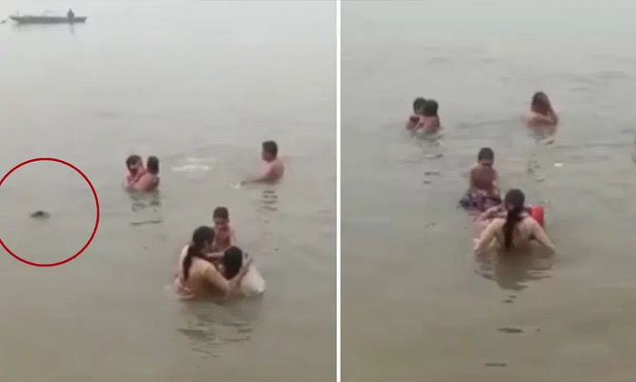  The Mother Who Left Her Daughter In The Ganges Due To Selfie Madness, Bathing, G-TeluguStop.com