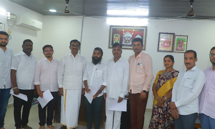  The Temple Eo K Vinod Reddy Promoted The Rajanna Temple Employees , Eo K Vinod-TeluguStop.com