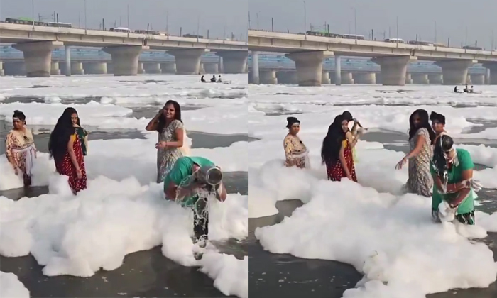  Woman Washes Hair With Toxic Foam In Yamuna River Viral Video Details, Yamuna Ri-TeluguStop.com