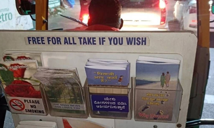  Auto Driver In Bengaluru Has Turned His Vehicle Into A Mini Library Details, Ban-TeluguStop.com