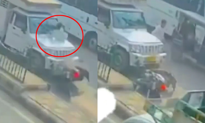  Biker Walks Casually After Surviving A Big Accident Video Viral Details, Viral V-TeluguStop.com