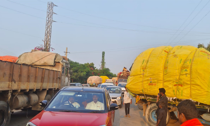  Cotton Farmer Got Angry He Put A Load Of Cotton Across The Road, Cotton Farmer,-TeluguStop.com