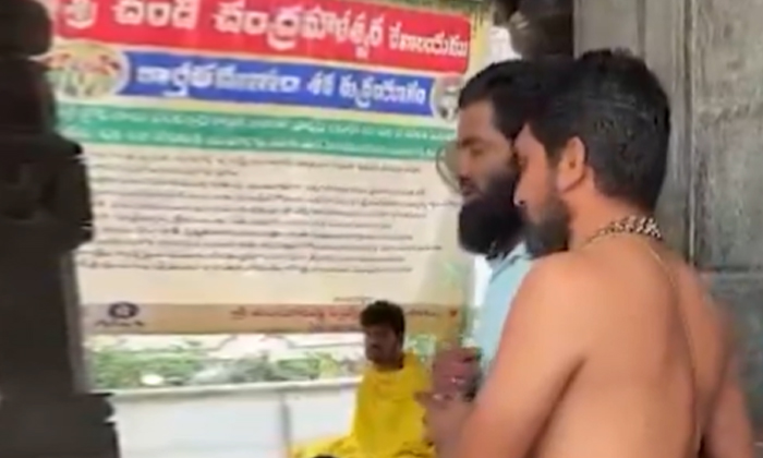  Muslim Man Who Offered Prayers In A Hindu Temple Gets Mobbed Outside The Temple-TeluguStop.com