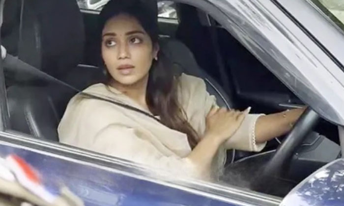  Nivetha Pethuraj Shares Shocking Experience Beggar, Nivetha Pethuraj, Begger, Sh-TeluguStop.com