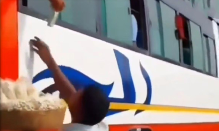  Passenger Makes Fun Of Vendor Bus Driver Reacts Video Viral Details, Bus Driver,-TeluguStop.com