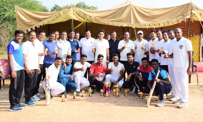  A Friendly Police Cricket Match That Went On Enthusiastically, Friendly Police-TeluguStop.com