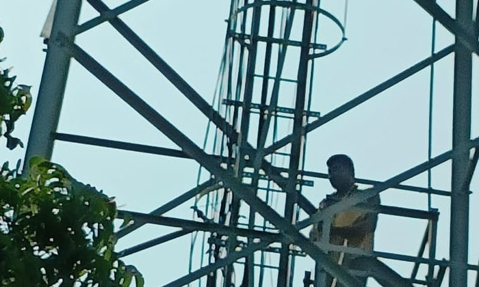  Auto Driver On Cell Tower With Police Behavior , Police Behavior , Auto Driver-TeluguStop.com