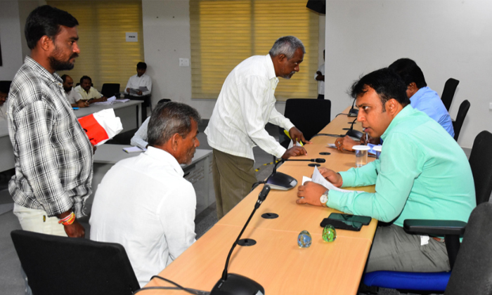  Collector Sandeep Kumar Jha Who Received The Applications And Issued Orders For-TeluguStop.com