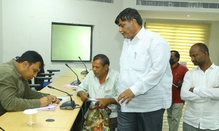  Collector Sandeep Kumar Jha Who Received The Applications, Sp Office, Dcso, Mpdo-TeluguStop.com