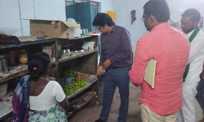  Collector Conducts Surprise Inspection Of Kolanupaka Sc Hostel, Collector Conduc-TeluguStop.com