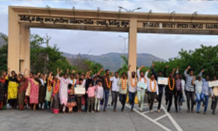  Comprehensive Punishment Employees Stand On One Leg To Protest, One Leg To Prote-TeluguStop.com