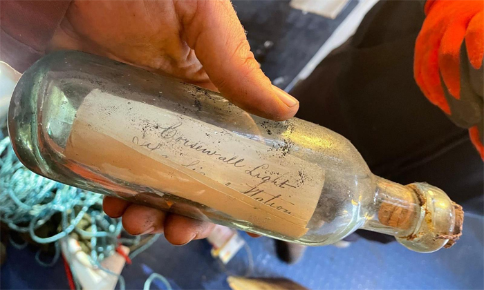  Hidden Message In A Bottle Uncovered By Scottish Lighthouse Workers After 132 Ye-TeluguStop.com