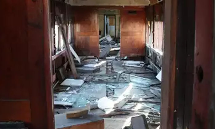  In Antyodaya Express, Mirrors Were Destroyed Due To The Anger Of Bibhatsam Passe-TeluguStop.com