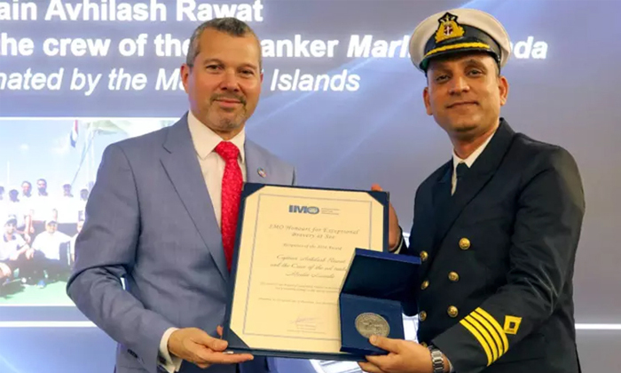  Indian Ship Captain Avhilash Rawat Receives Maritime Bravery Award In Uk Details-TeluguStop.com