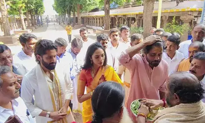  Nagachaitanya And Sobhita Spotted At Srisailam After Marriage, Sobhita, Nagachai-TeluguStop.com